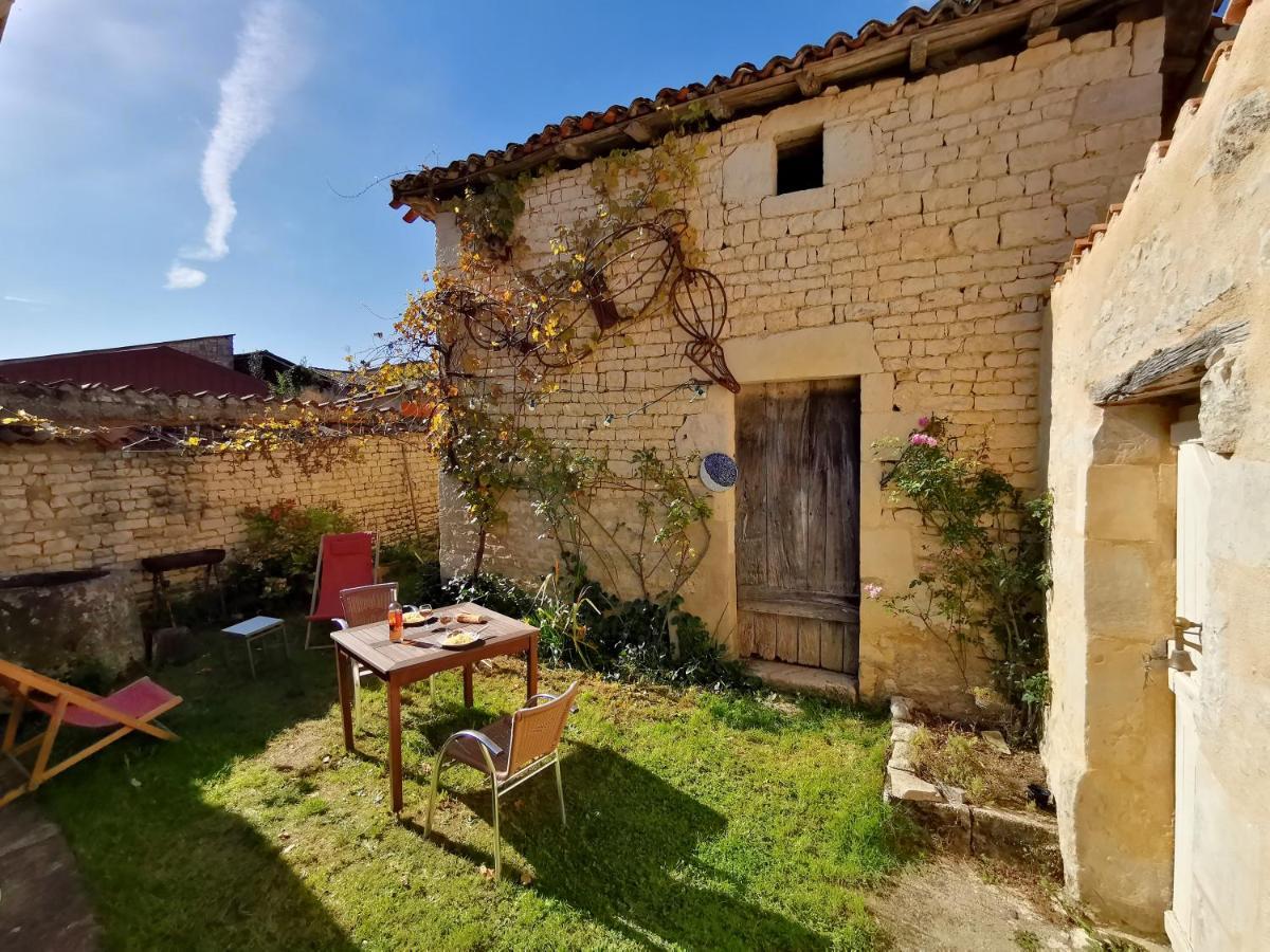 La Maison De Thomas Saint-Amant-de-Boixe エクステリア 写真