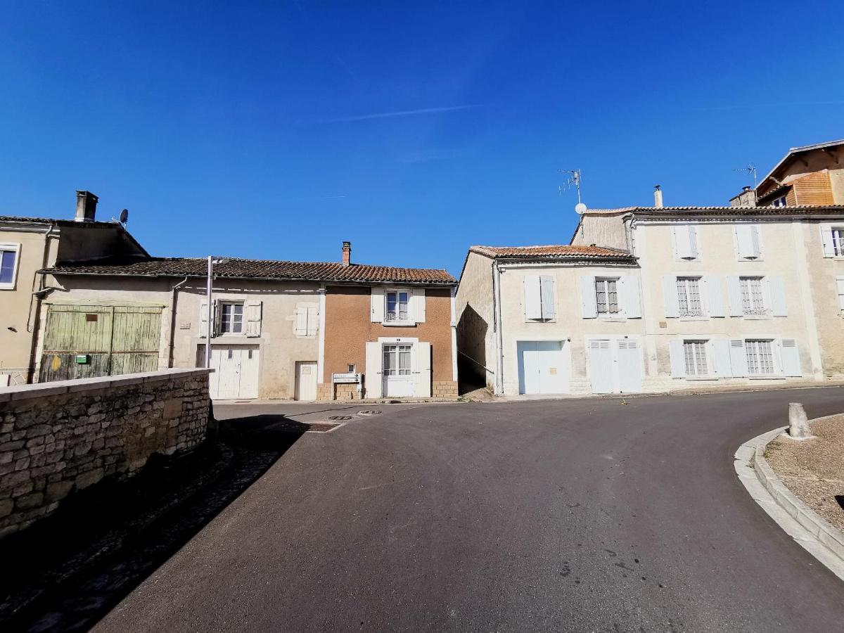 La Maison De Thomas Saint-Amant-de-Boixe エクステリア 写真